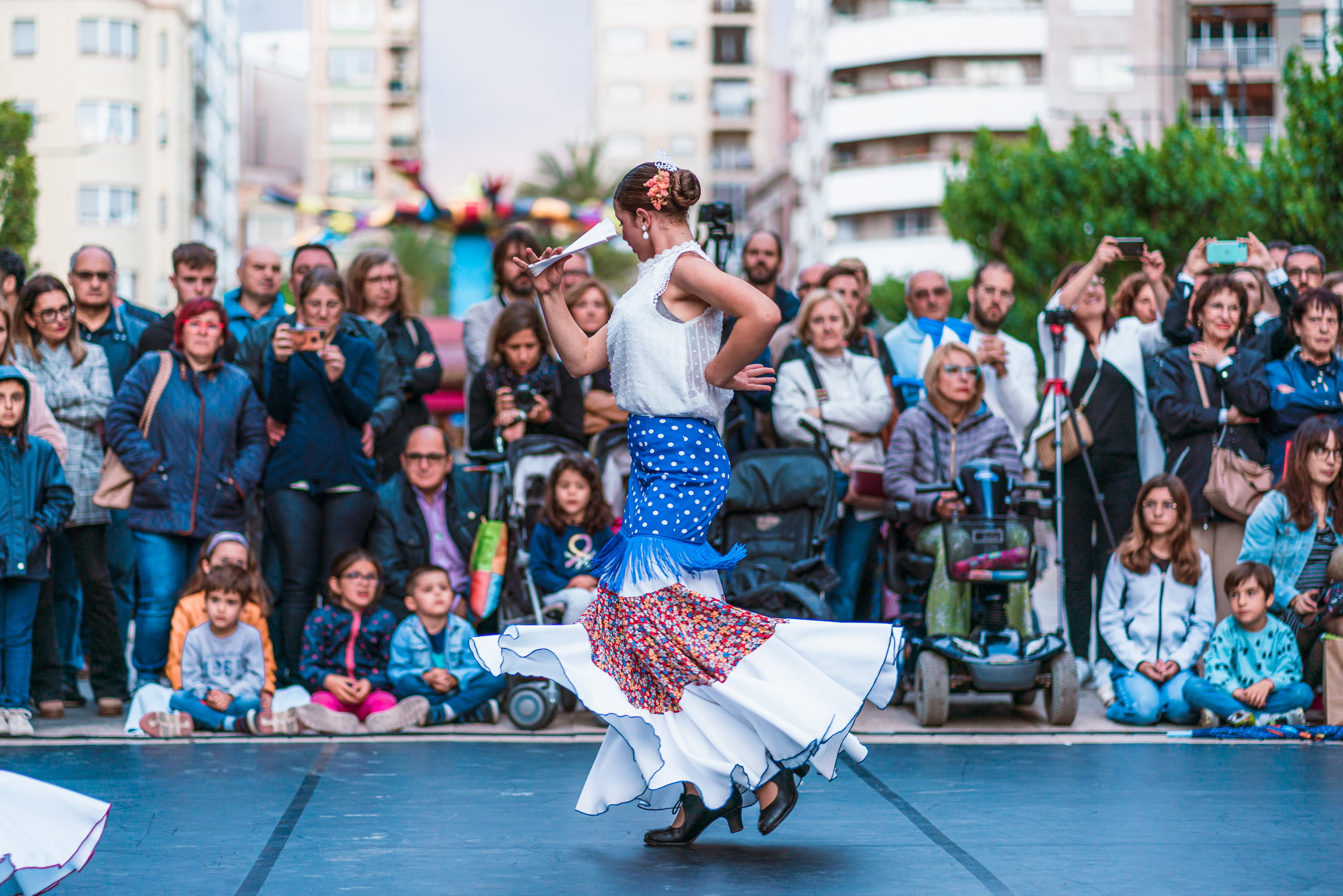 bailarina haciendo baile flamenco en el centro de castellón