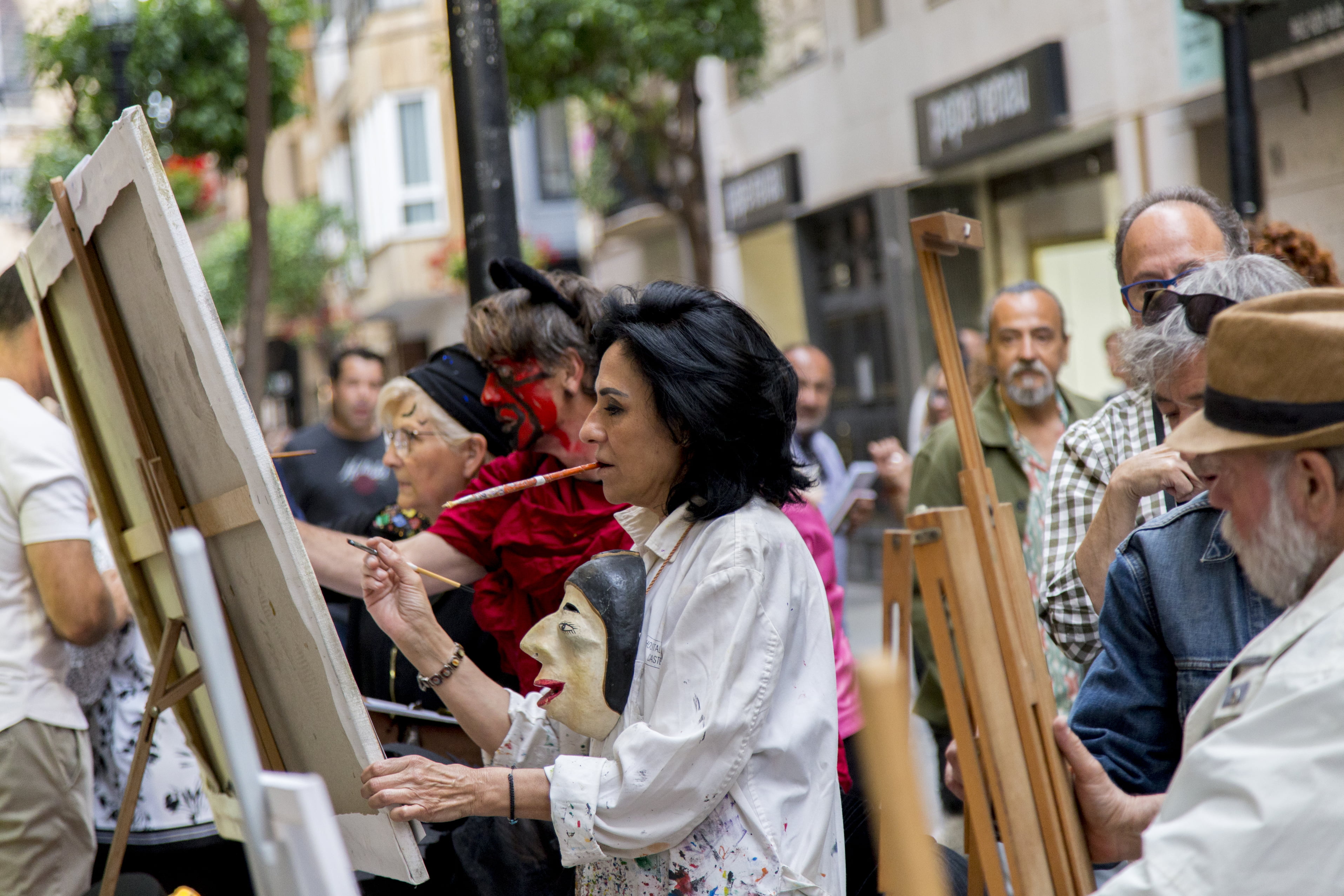 personas pintando en Nit d'art en la calle