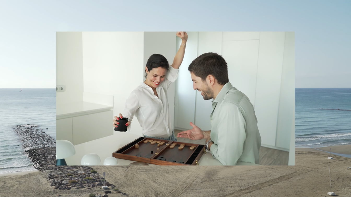 hombre y mujer jugando juego de mesa y sonriendo